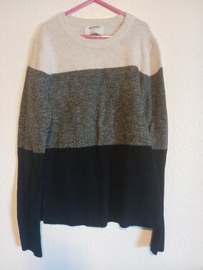 Old Navy Men’s Crewneck Colorblock Sweater in White, Gray & Black